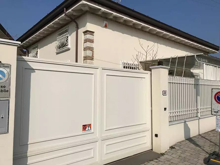 Immagine 3 di Villa in vendita  a Forte Dei Marmi