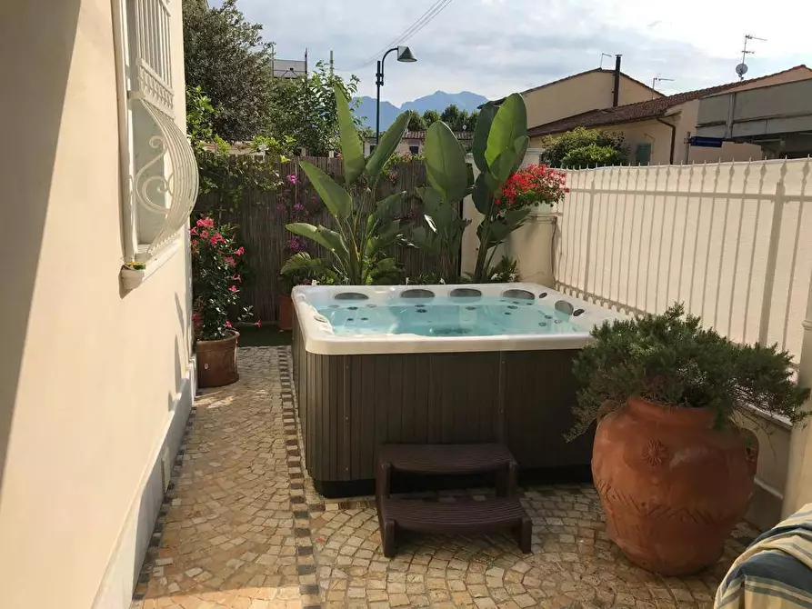 Immagine 4 di Villa in vendita  a Forte Dei Marmi