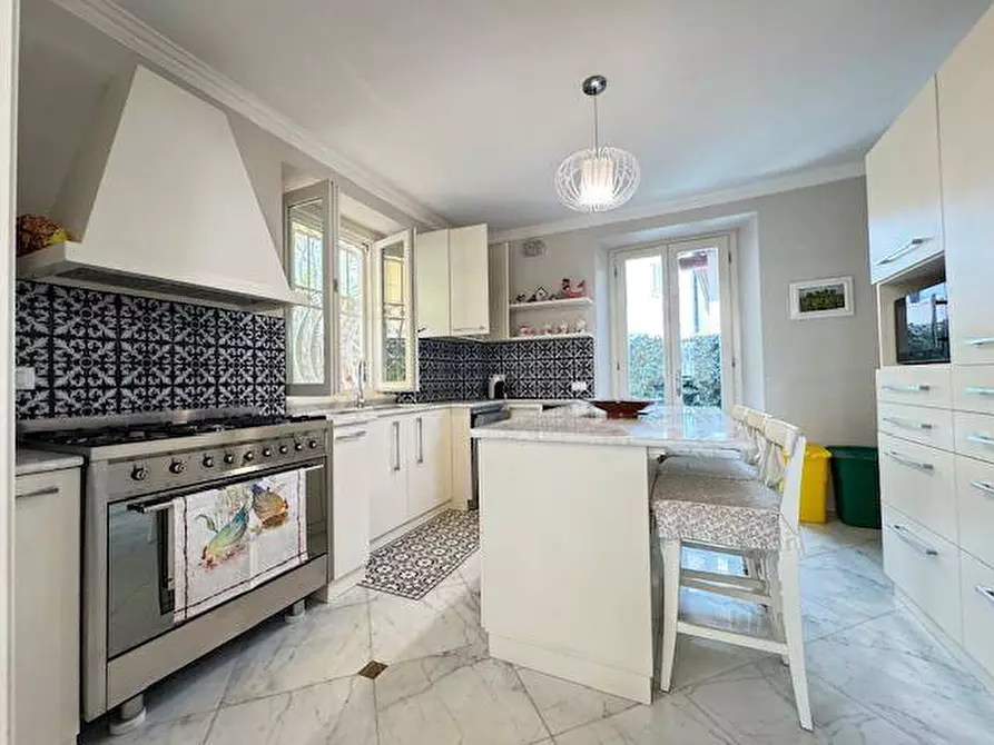 Immagine 5 di Villa in vendita  a Forte Dei Marmi