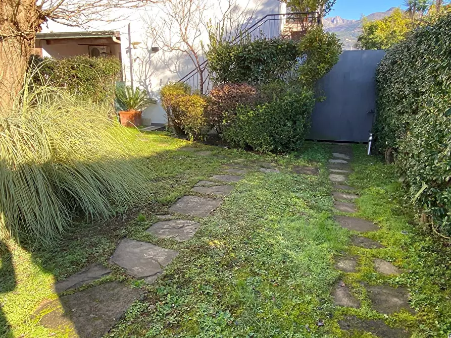 Immagine 24 di Villetta a schiera in vendita  in 1 maggio a Montignoso