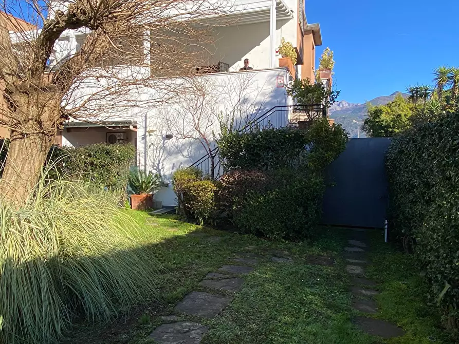 Immagine 25 di Villetta a schiera in vendita  in 1 maggio a Montignoso