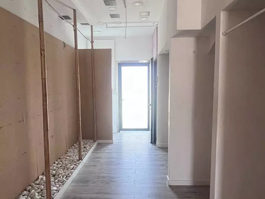 Immagine 3 di Locale commerciale in affitto  in Viale Marconi a Viareggio