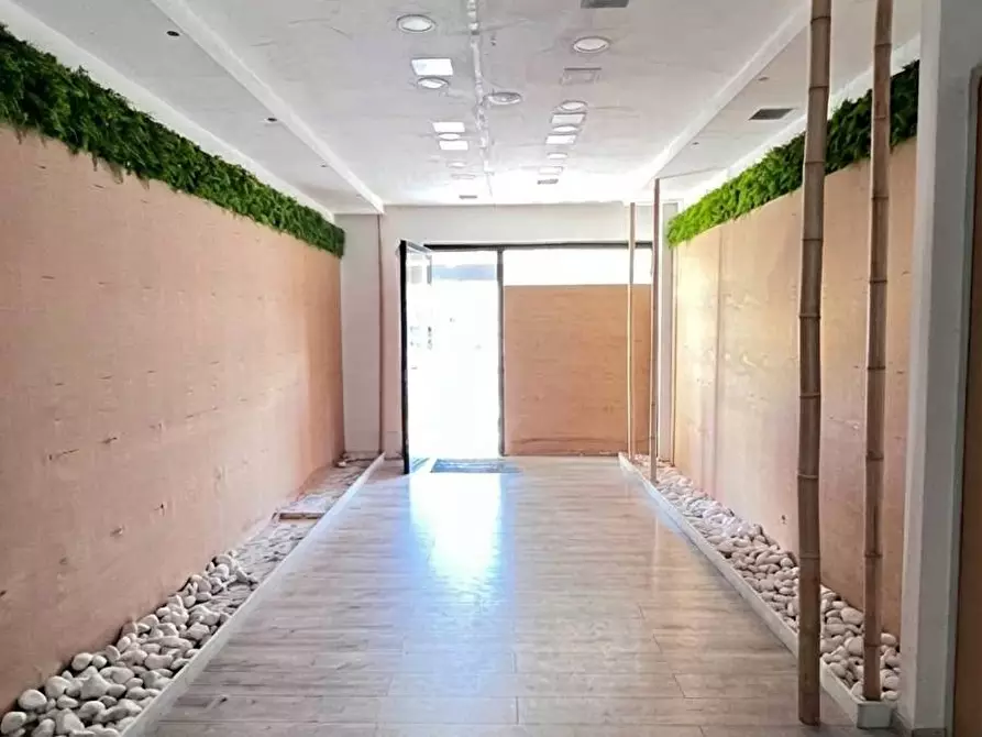 Immagine 2 di Locale commerciale in affitto  in Viale Marconi a Viareggio