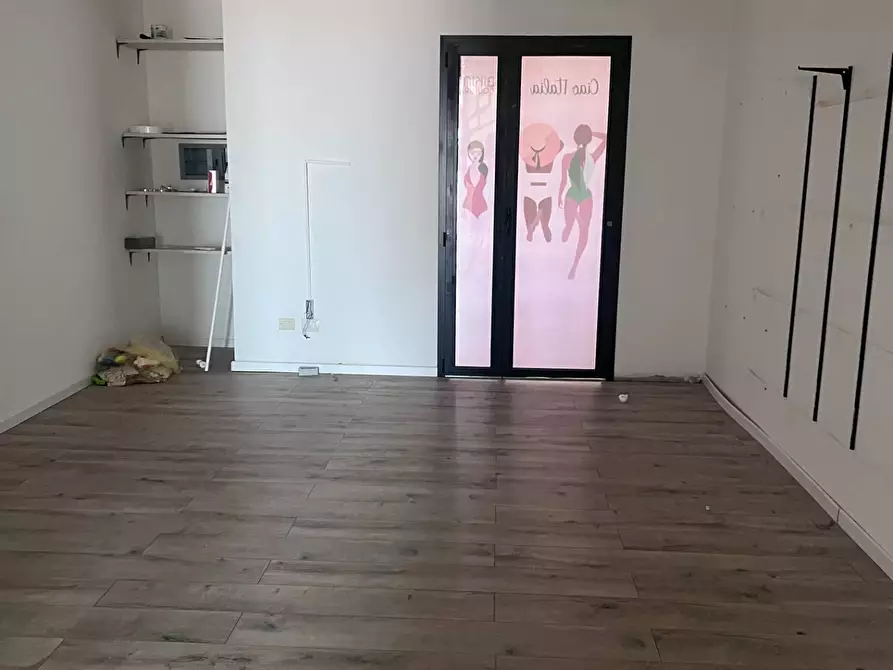 Immagine 4 di Locale commerciale in affitto  in Viale Marconi a Viareggio