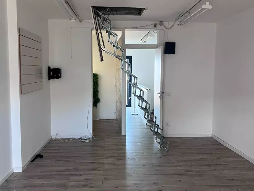 Immagine 5 di Locale commerciale in affitto  in Viale Marconi a Viareggio