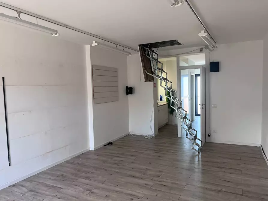 Immagine 6 di Locale commerciale in affitto  in Viale Marconi a Viareggio