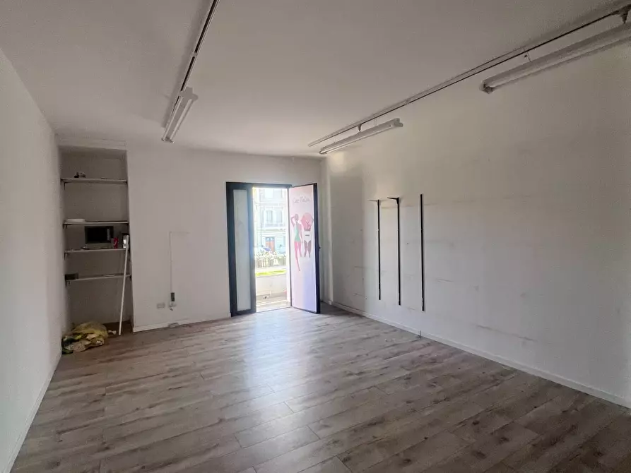 Immagine 8 di Locale commerciale in affitto  in Viale Marconi a Viareggio