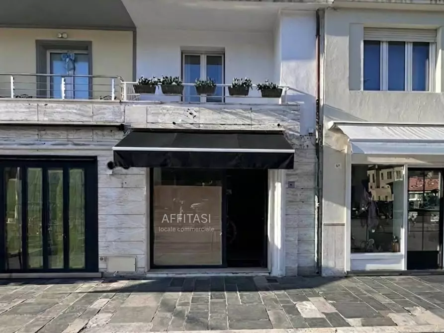 Immagine 1 di Locale commerciale in affitto  in Viale Marconi a Viareggio