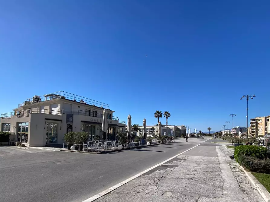 Immagine 10 di Appartamento in vendita  in Via Roma a Viareggio