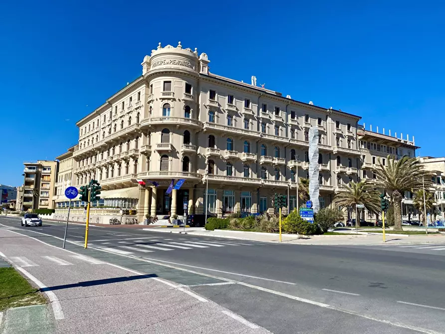 Immagine 11 di Appartamento in vendita  in Via Roma a Viareggio
