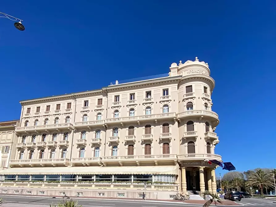 Immagine 13 di Appartamento in vendita  in Via Roma a Viareggio