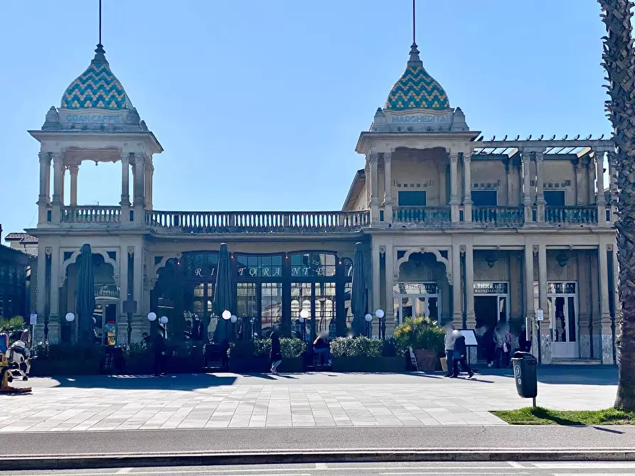 Immagine 17 di Appartamento in vendita  in Via Roma a Viareggio