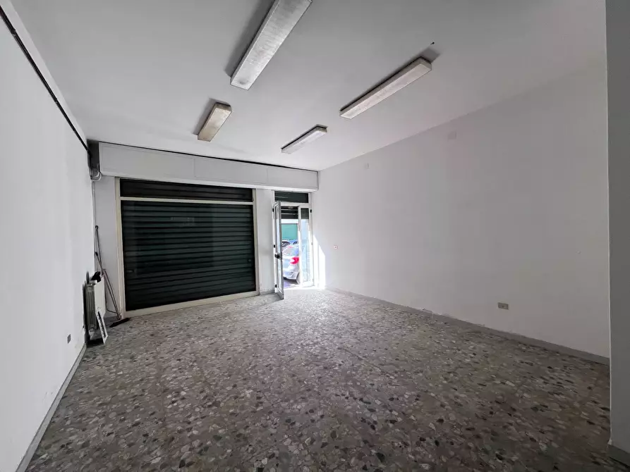 Immagine 11 di Locale commerciale in vendita  in Via San Martino a Viareggio