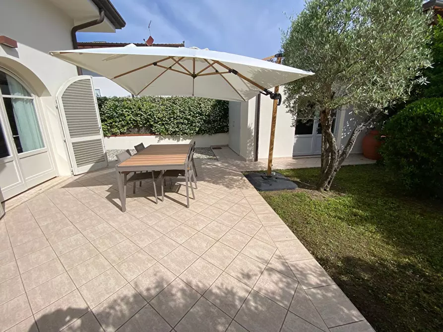 Immagine 34 di Casa semindipendente in affitto  in Forte dei Marmi Via Duca D'Aosta a Forte Dei Marmi
