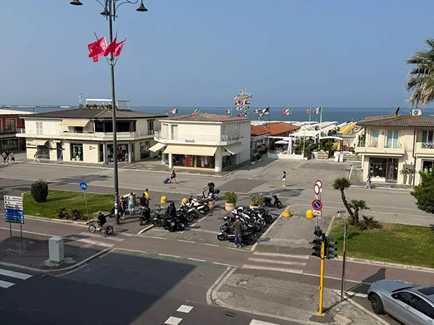 Immagine 16 di Appartamento in vendita  in Carducci a Viareggio