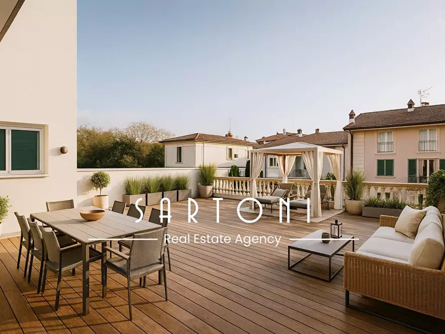 Immagine 1 di Appartamento in vendita  in Via Roma a Viareggio