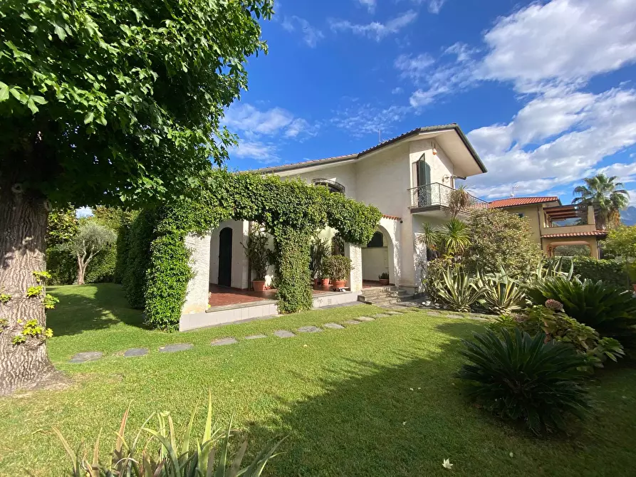 Immagine 2 di Villa in vendita  in Francesco Donati a Forte Dei Marmi