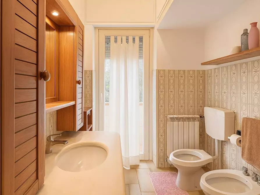 Immagine 14 di Appartamento in vendita  in Via Buonarroti a Viareggio