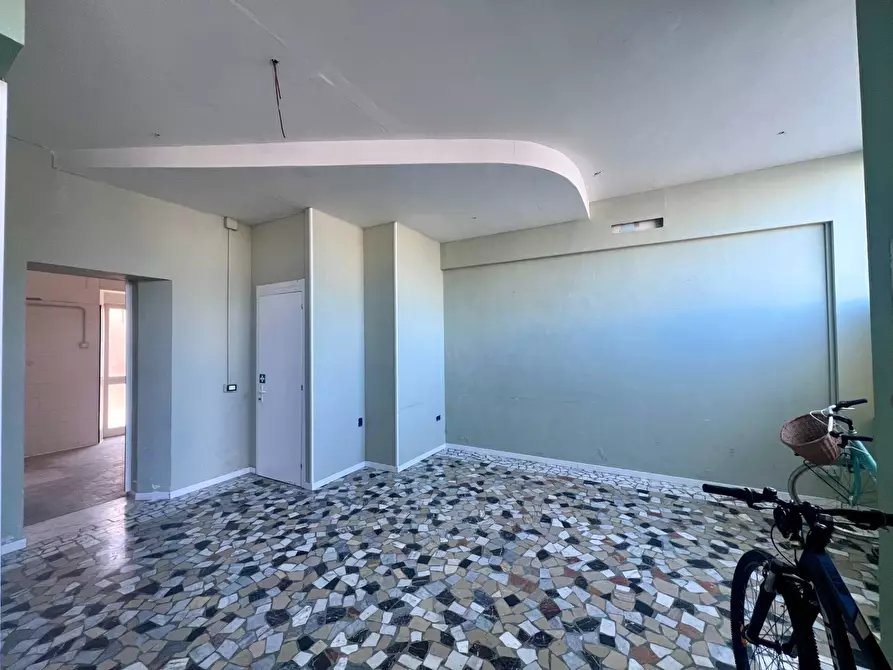 Immagine 1 di Locale commerciale in affitto  a Camaiore