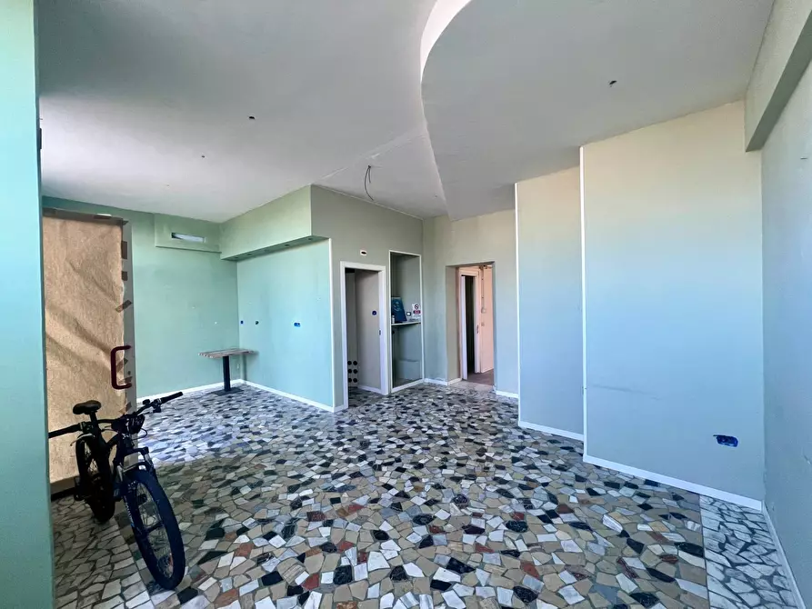 Immagine 2 di Locale commerciale in affitto  a Camaiore