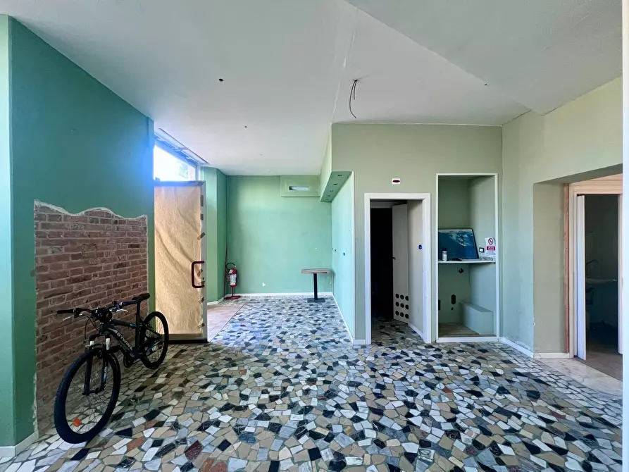 Immagine 3 di Locale commerciale in affitto  a Camaiore