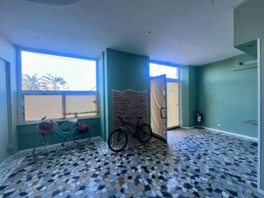 Immagine 4 di Locale commerciale in affitto  a Camaiore