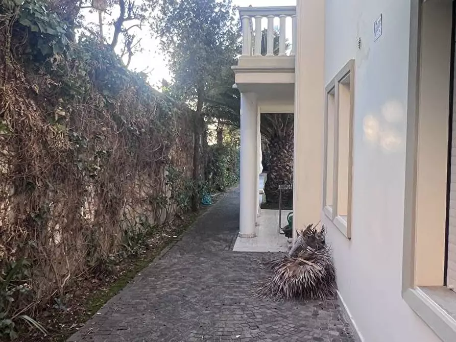 Immagine 4 di Appartamento in vendita  in Viale Manin a Viareggio