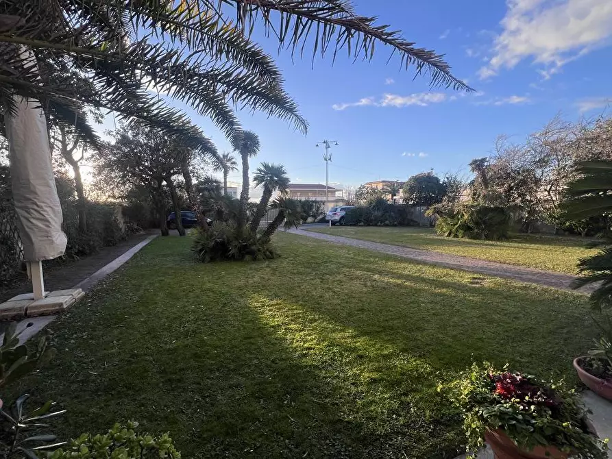 Immagine 2 di Appartamento in vendita  in Viale Manin a Viareggio