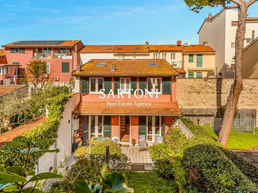 Immagine 11 di Casa indipendente in vendita  in Via Virgilio a Viareggio