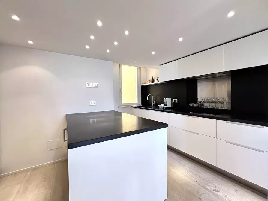 Immagine 10 di Appartamento in vendita  in Via Giuseppe Barellai a Viareggio