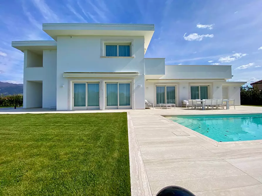 Immagine 2 di Villa in vendita  a Pietrasanta