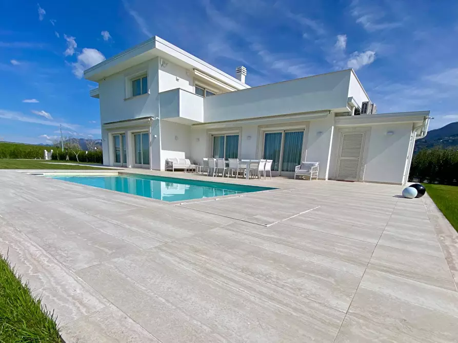 Immagine 3 di Villa in vendita  a Pietrasanta