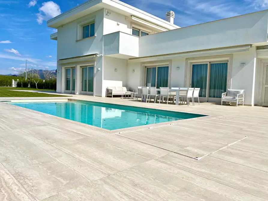 Immagine 1 di Villa in vendita  a Pietrasanta