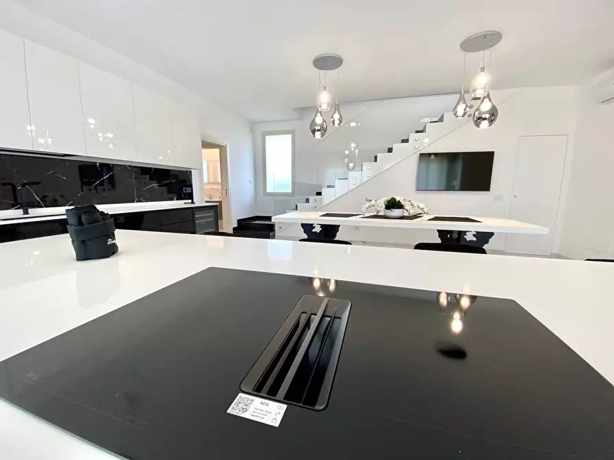 Immagine 6 di Villa in vendita  a Pietrasanta