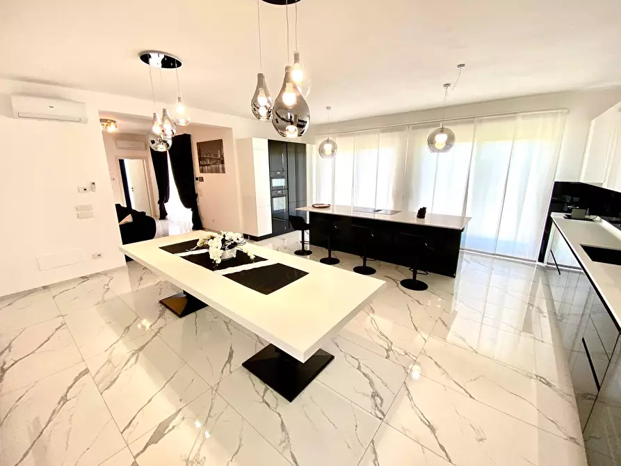 Immagine 14 di Villa in vendita  a Pietrasanta