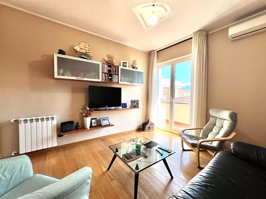 Immagine 1 di Appartamento in vendita  in Via Carlo Pisacane a Viareggio