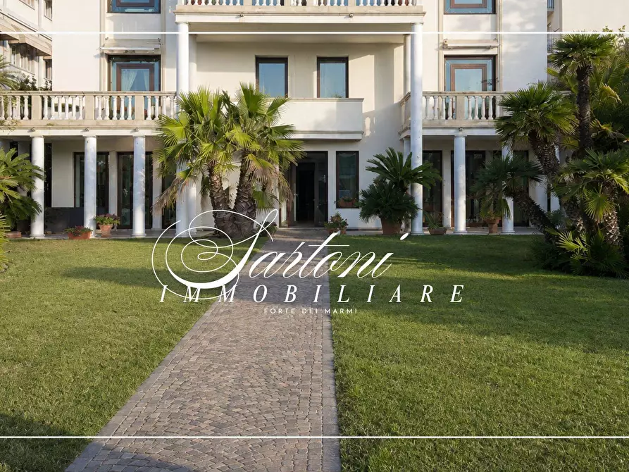 Immagine 3 di Appartamento in vendita  in Viale Carducci a Viareggio
