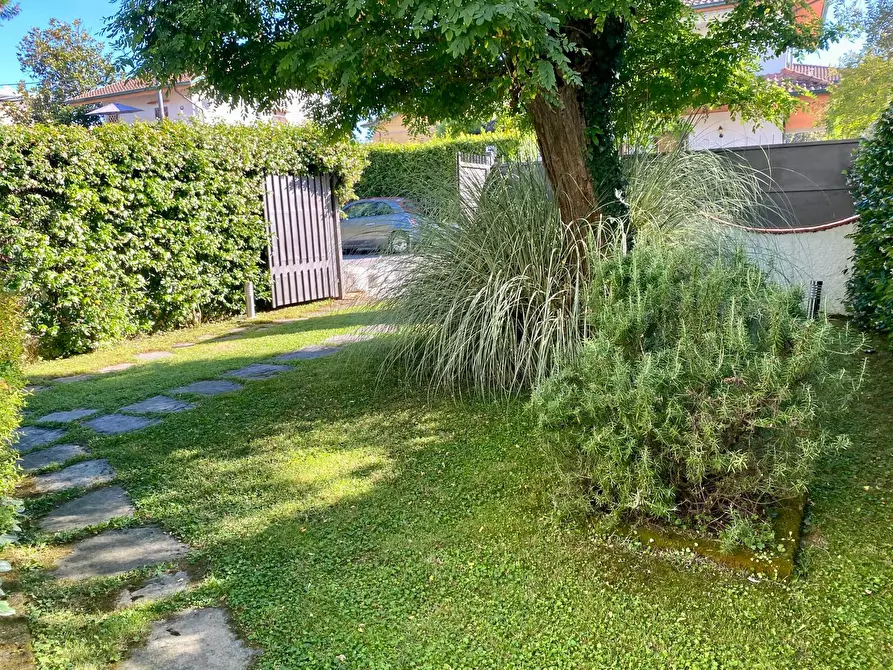 Immagine 28 di Villetta a schiera in vendita  in 1 maggio a Montignoso