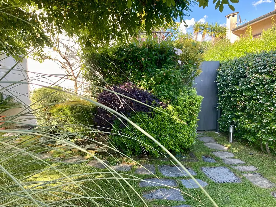 Immagine 4 di Villetta a schiera in vendita  in 1 maggio a Montignoso