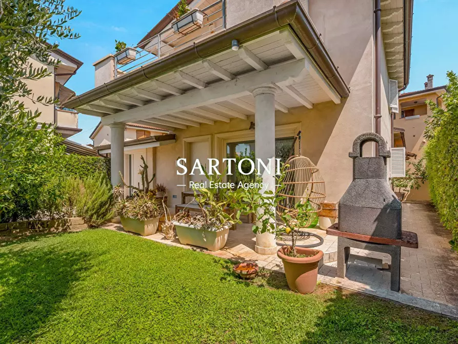 Immagine 1 di Villa in vendita  in Via del Paduletto a Camaiore