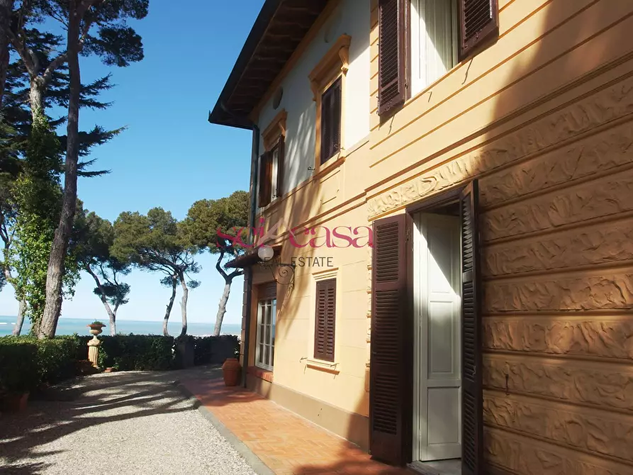 Immagine 10 di Villa in vendita  a Livorno