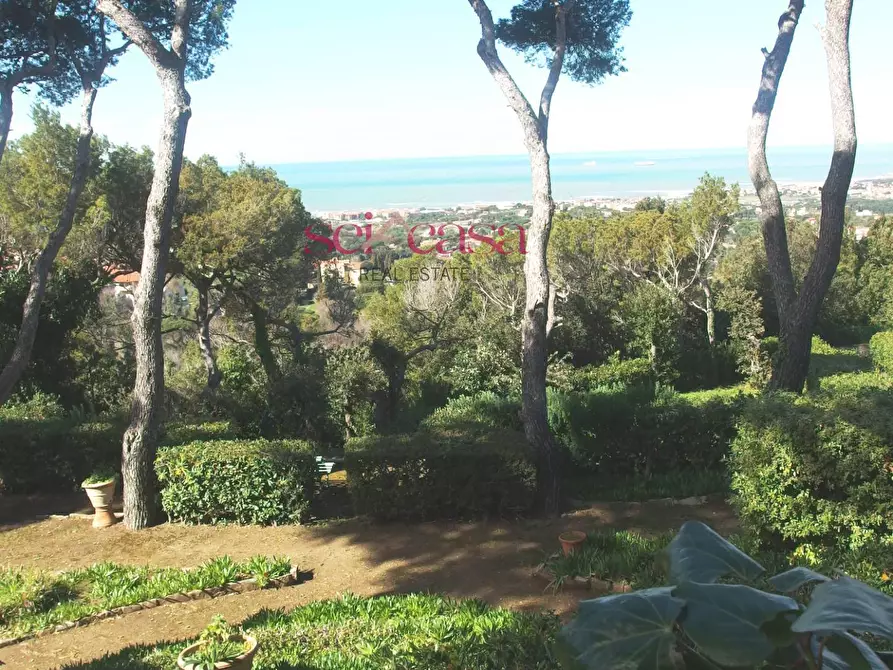 Immagine 15 di Villa in vendita  a Livorno