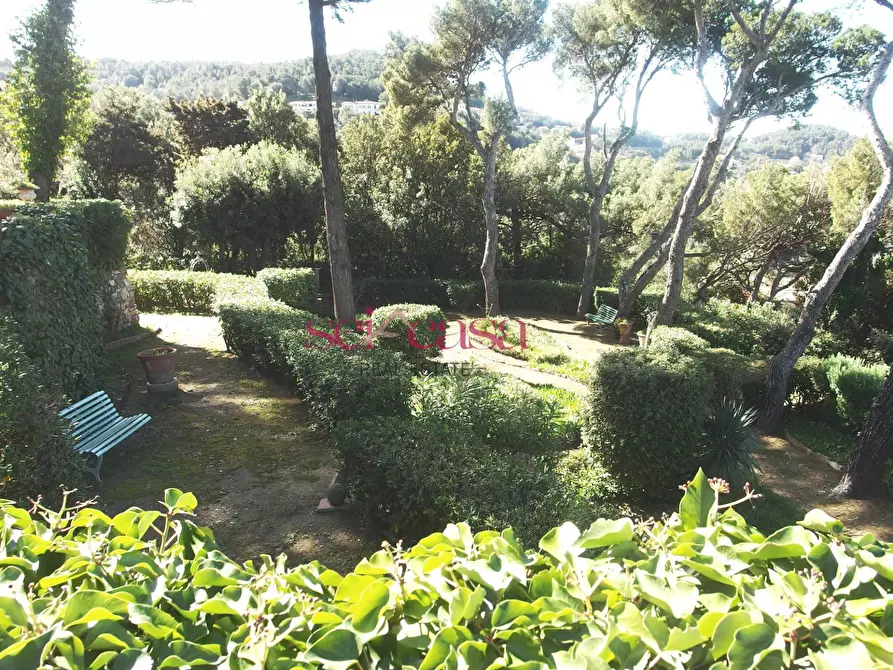 Immagine 21 di Villa in vendita  a Livorno