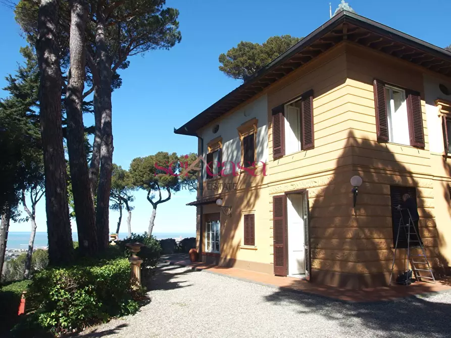 Immagine 2 di Villa in vendita  a Livorno
