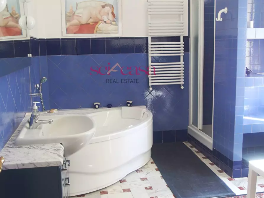 Immagine 47 di Villa in vendita  a Livorno