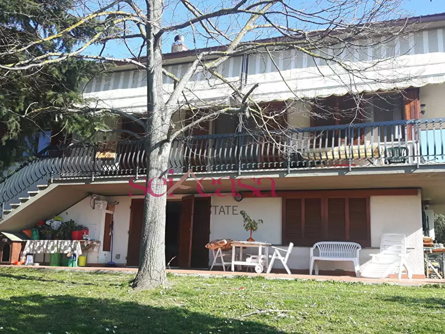 Immagine 2 di Villa in vendita  a Roccastrada