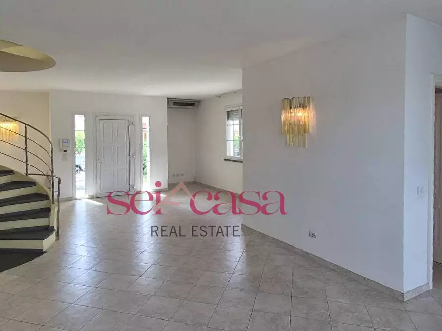 Immagine 2 di Villa in vendita  a Grosseto