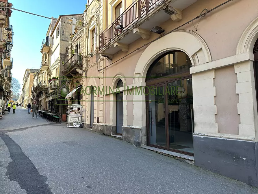 Immagine 1 di Negozio in affitto  in Via Teatro Greco 11 a Taormina
