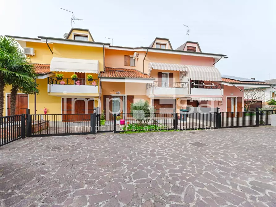 Immagine 1 di Villetta a schiera in vendita  in Via Cristoforo Colombo 86 a Jesolo