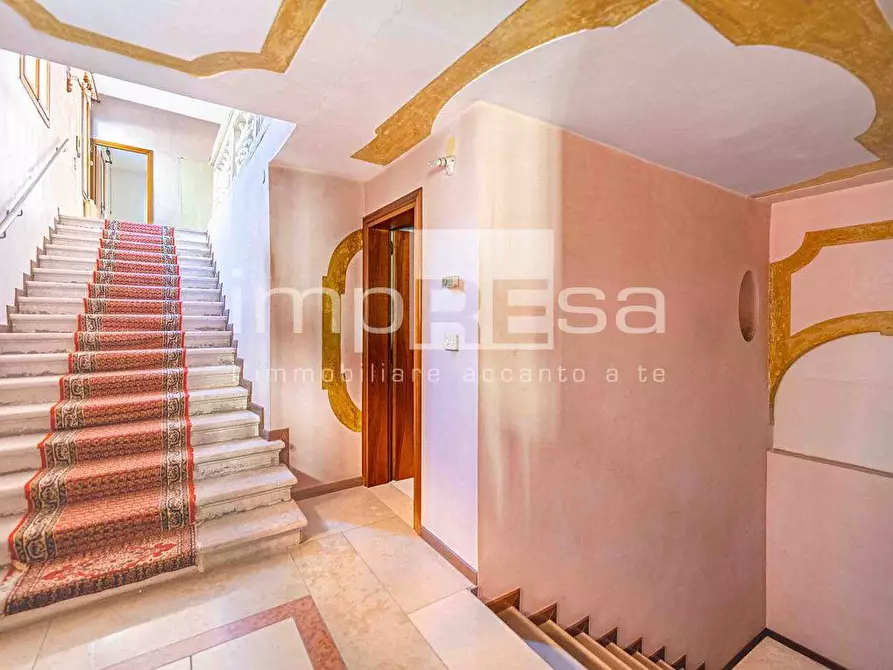 Immagine 1 di Palazzo in vendita  in pescheria a Treviso